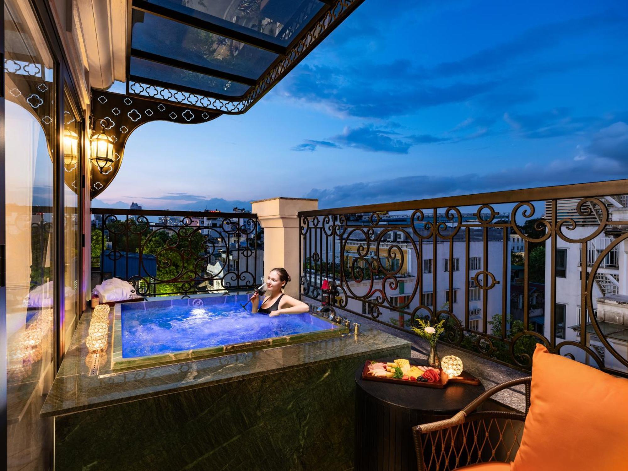 Grand Hotel Du Lac Hanoi Exterior photo The hotel's rooftop pool